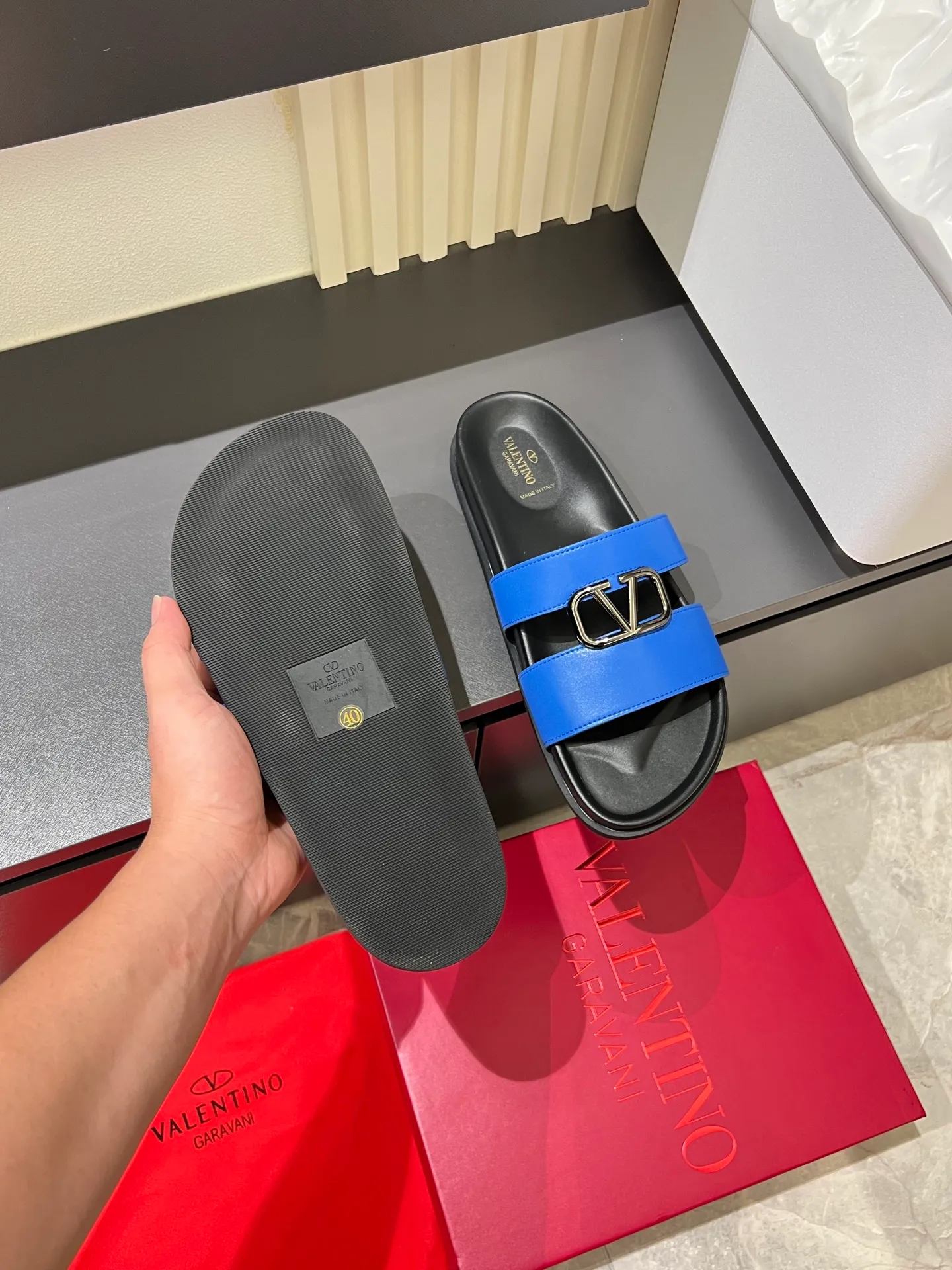 Men's shoes 💰p300 VALENTINO Men's 🧍‍♂️ Spring and summer new style metal logo flat slippers, elegant sandals, the same style worn by celebrities, original molding, imported calfskin. Rubber outsole. Soft and durable, full set of counter packaging size: 39-44 (.45.46 customized)